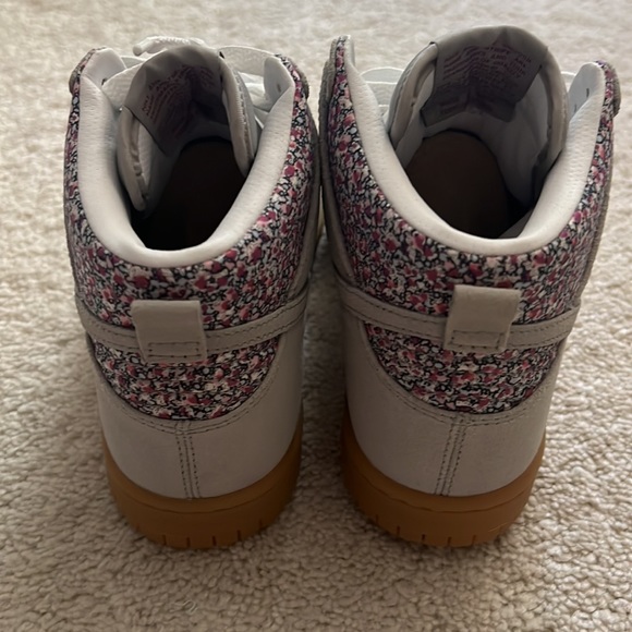 New Nike Floral Sneaker - size 5 women - Picture 4 of 5